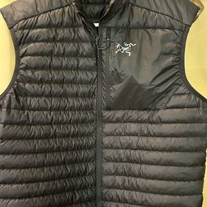 Arc’terx Men’s black lightweight vest